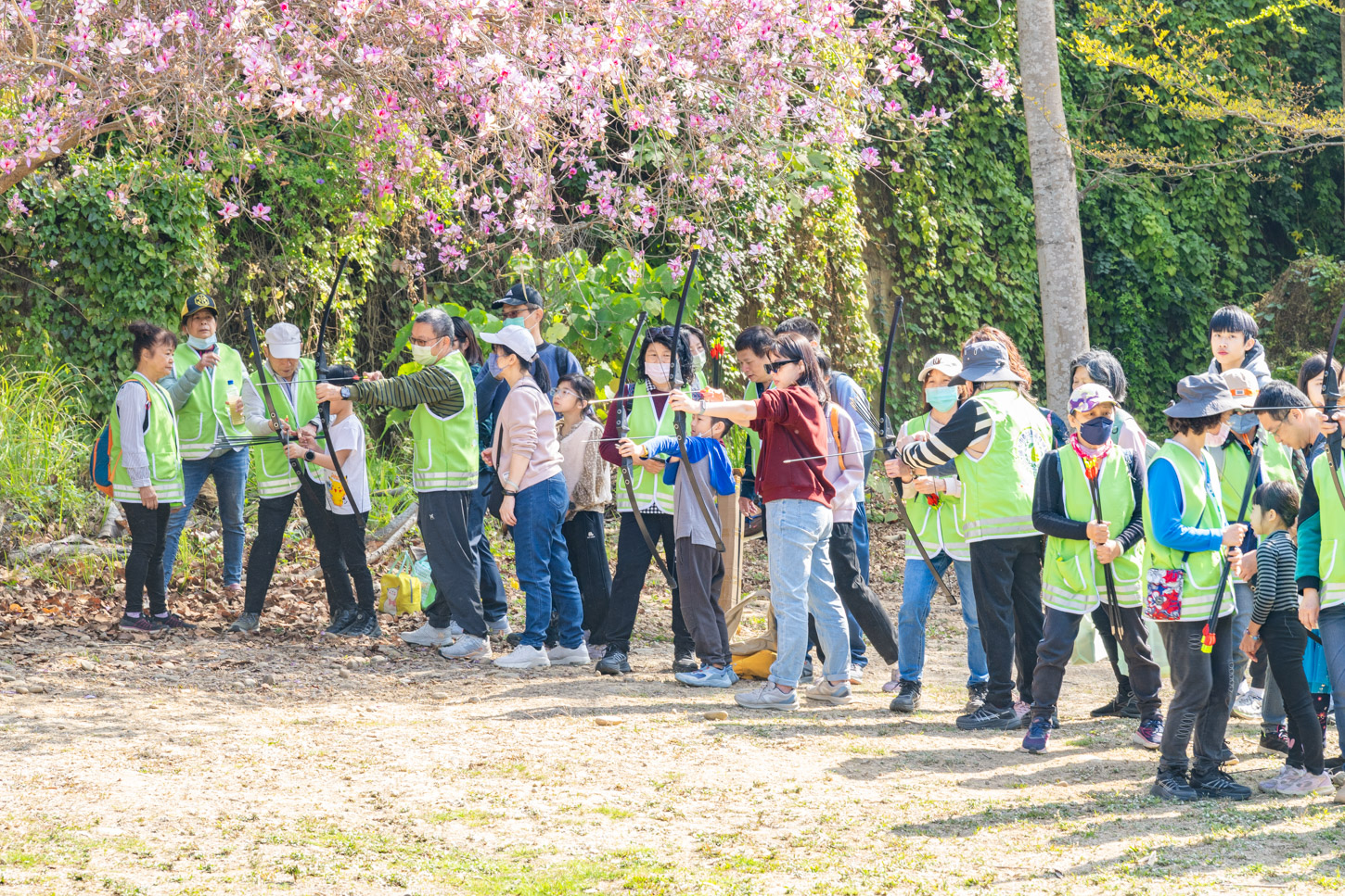 戶外闖關活動安排射箭體驗，讓大人小孩在春意盎然的綠意中挑戰自我，場面熱鬧。(彰基提供)